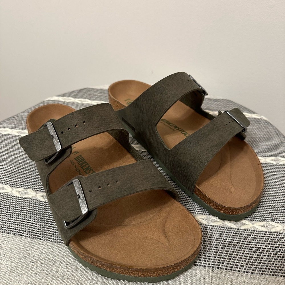 Brand New Men’s Size 11 Birkenstock Arizona Suede Leather Double Strap Sandals